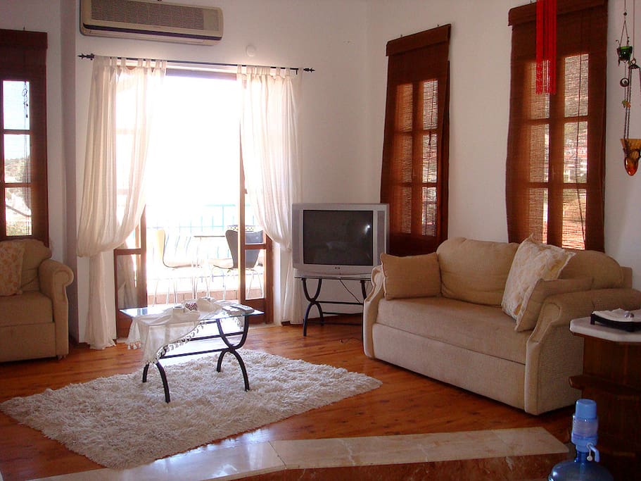 Comfortable livingroom and balcony with a wonderful sea view at front.