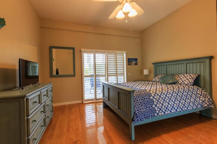 חדר השינה המרווח והמצויד השני באמצע הקומה השנייה, עם יציאה למרפסת בקומה השנייה ולאזור הבריכה.