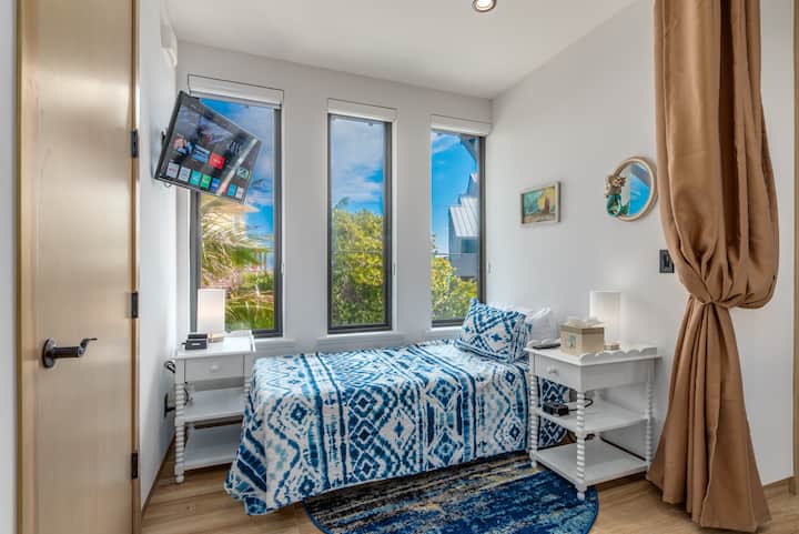 Ниша за спиење (спуштете ги завесите за да ги затворите навечер)