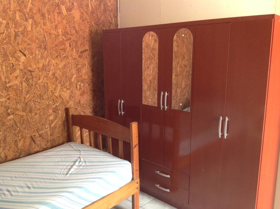 los dormitorios cuentan con roperos grandes y camas confortables.