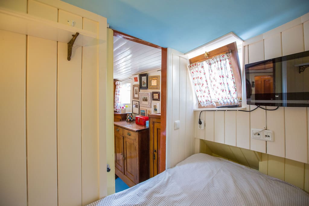 Cosy sleeping in 'bedstee'