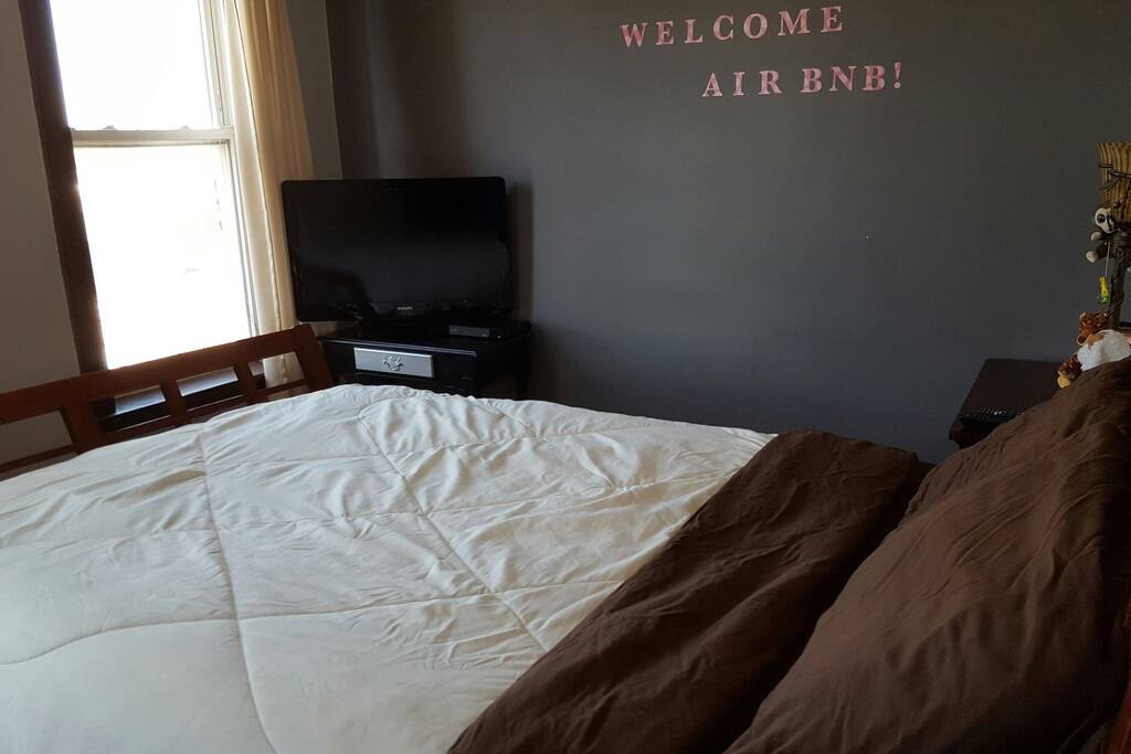 1st bedroom: TV with local channels & Netflix.