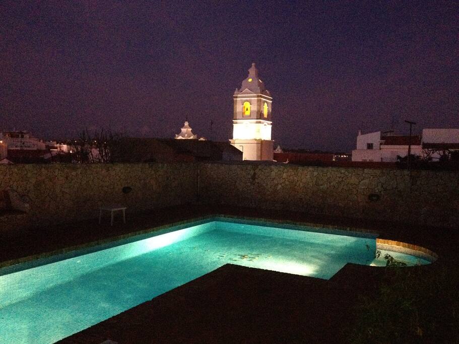 Piscina à noite