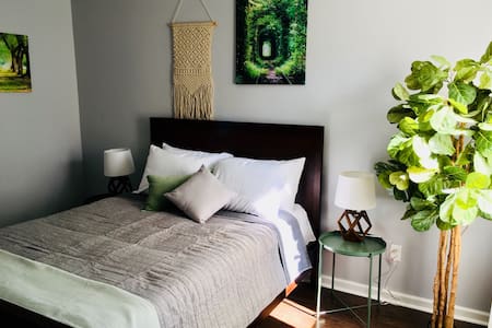 Modern 2 BDR Between Downtown and Beach