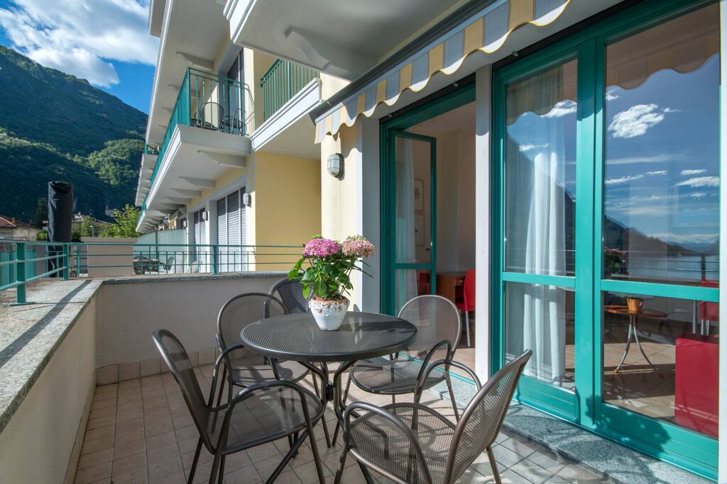 Balcony with table for 4