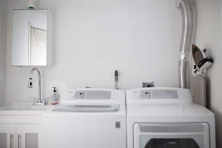 Cozy Apt(Walkout Basement) Sleeps 4- 6 & parking