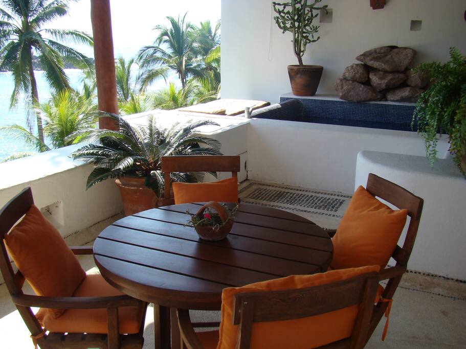 Mesa de juegos y vista de la villa