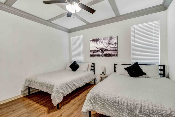 غرفة رئيسية مع تلفزيون بمقاس 50 بوصة 