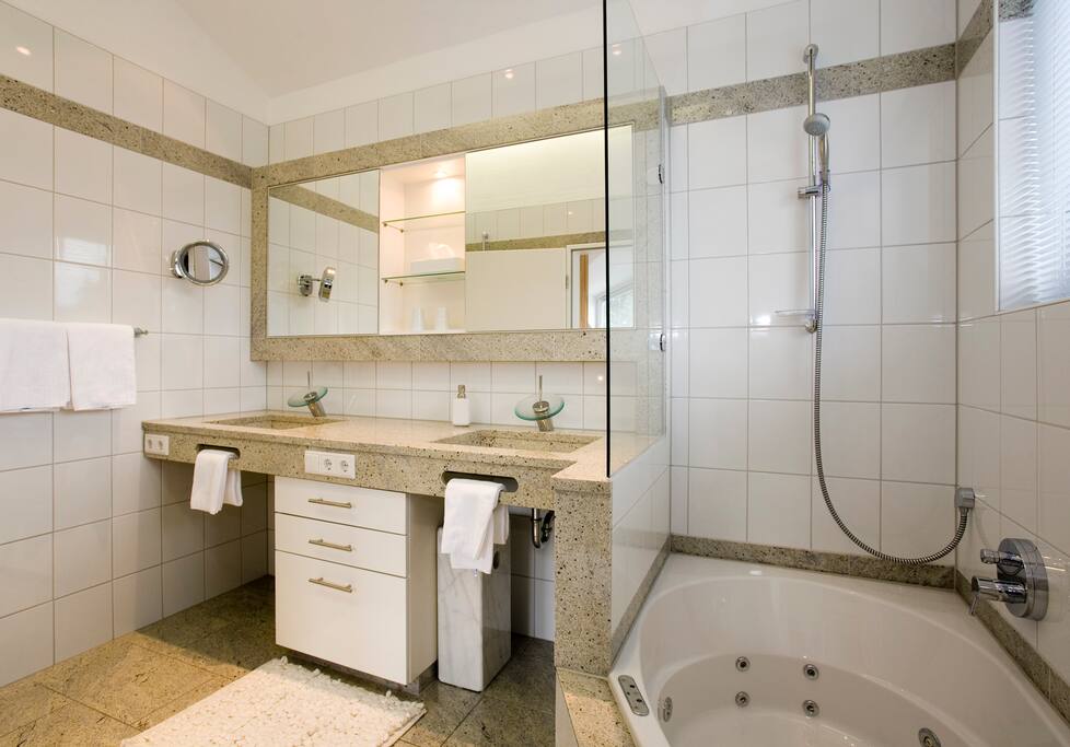 Komfort-Bad angrenzend an das Master- Schlafzimmer