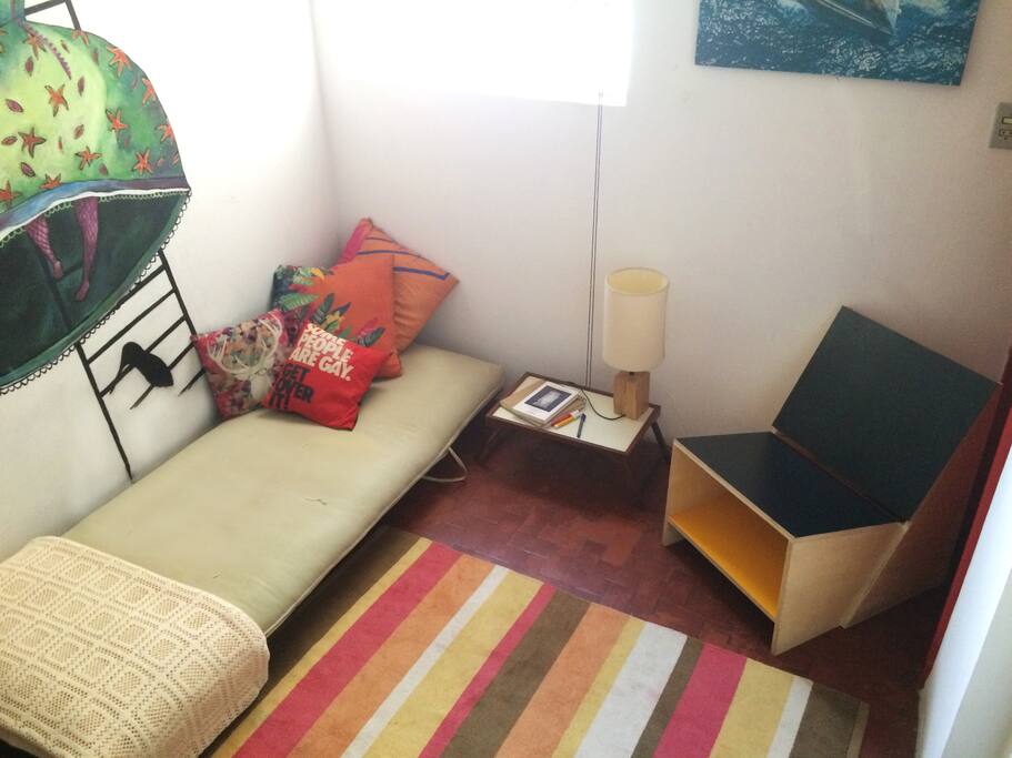 quarto iluminado, e ventilando, com persiana q deixa tranquilinho pro sono!