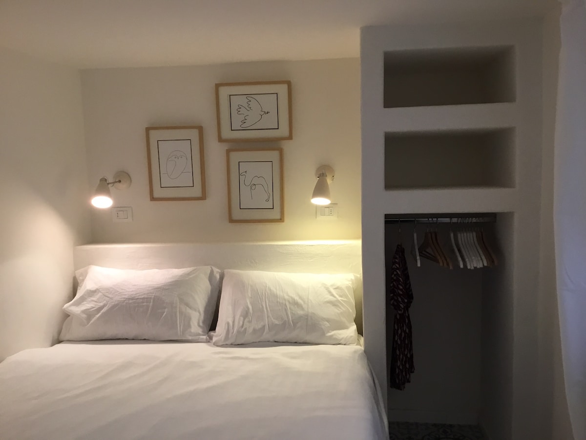 חדר שינה עם מיטה זוגית