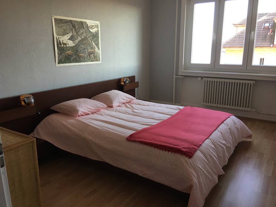Chambre avec un grand lit de 160 X 200