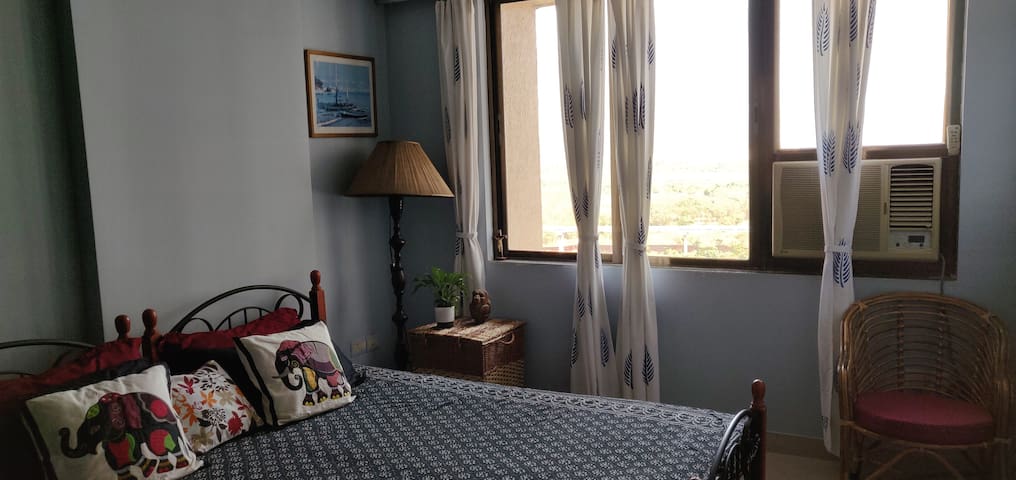 Room in Apartment for 2 view garden & sea -Mumbai.