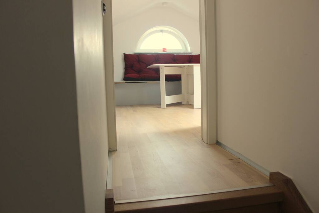 Erster Blick von Treppenhaus ins Zimmer