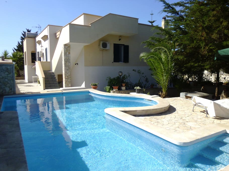 Piccola piscina e solarium piscina