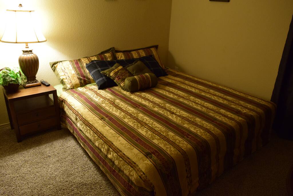 1st bedroom - With TV(Netflix ready) and Xbox for Gamers - Private for guests