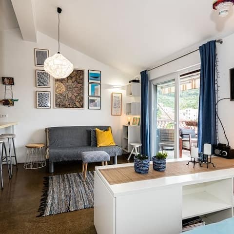 Top performing Airbnb: A small, cosy and arty place on the coast in Općina Baška Voda