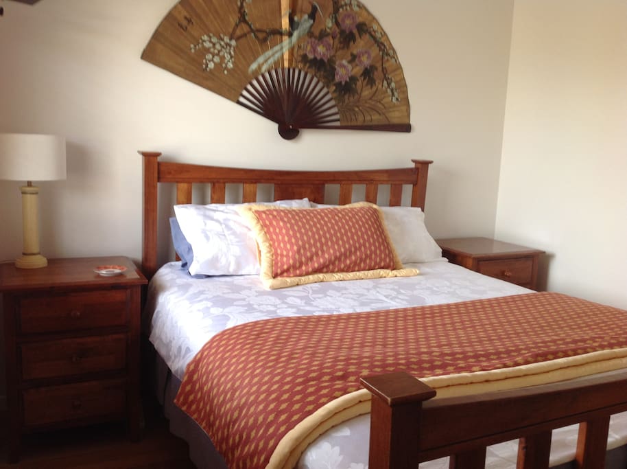Queen bed, comfortable mattress, 500gsm linen, BI robes, timber floor, ceiling fan, private bedroom.