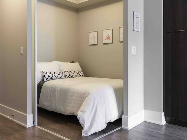 5 Star Location-CN Tower View-Parking gallery image 5