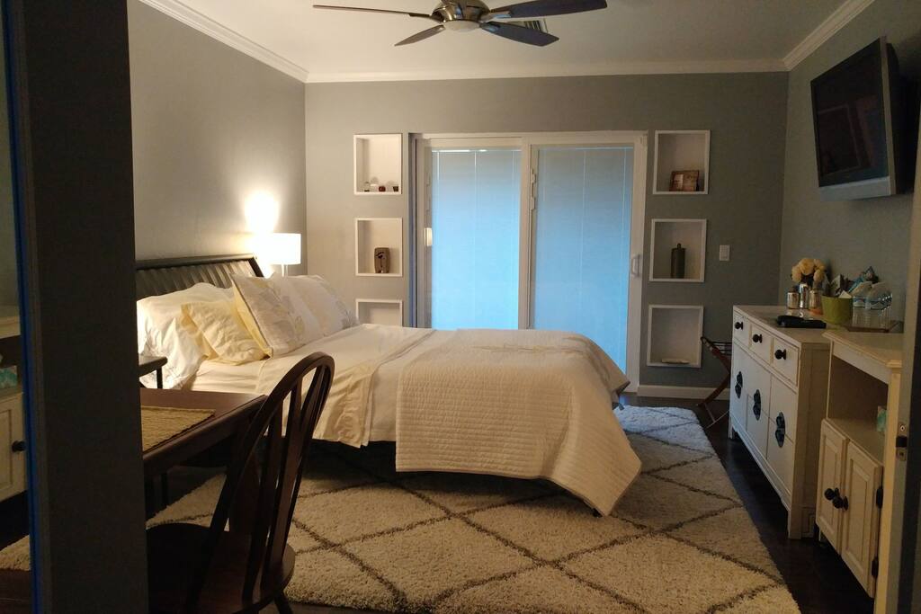 Large Master Suite. Sliding doors to pool area.
