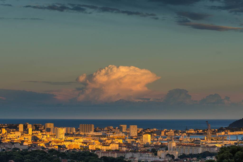 La vue depuis la maison offre une vue mer allant du Pradet au Cap Sicié.