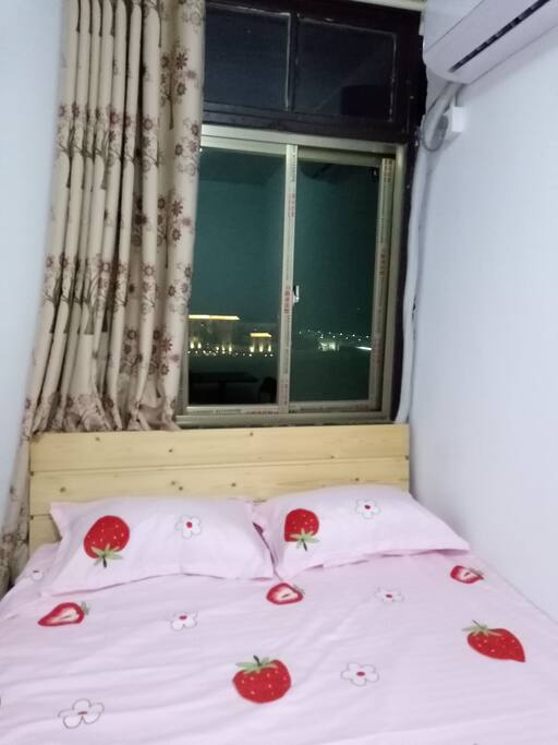 这是南面单人房,窗外是草坪和演武大桥及大海,这是美丽的夜景