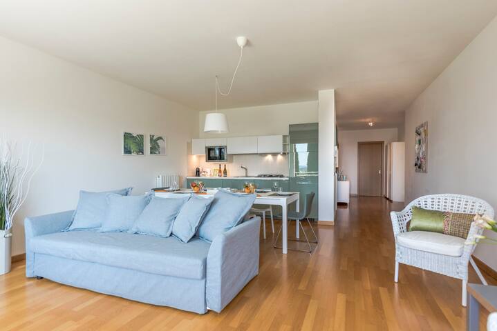 Margherita. Trilocale con terrazza vista lago. gallery image 3