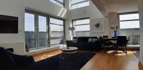 Successful Airbnb property: superbly appointed penthouse / duplex with parking in City Centre