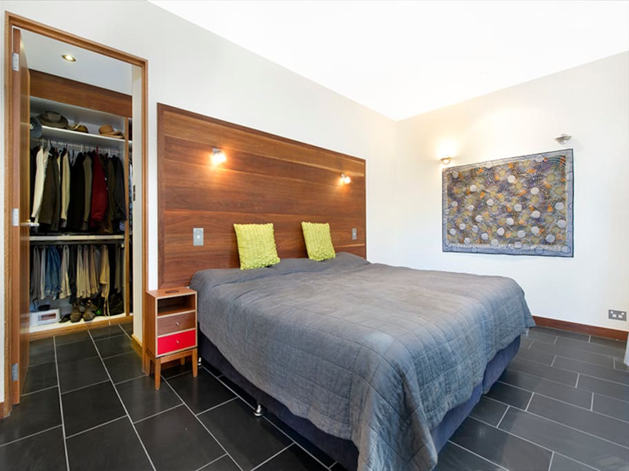Master king or twin bedroom with walk in robe