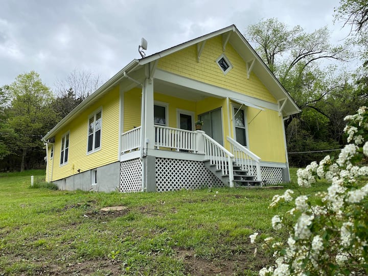 Charming country cottage Cottages for Rent in Lawrence, Kansas