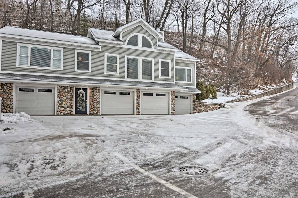Welcome to your Michigan home-away-from-home that sleeps 6!