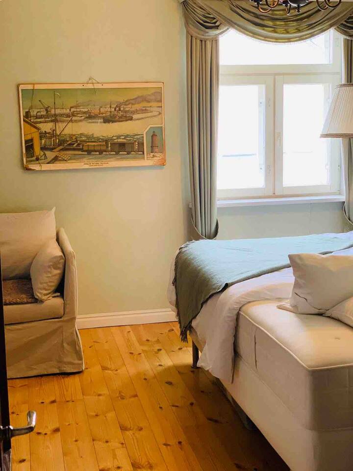 1号卧室配有古董和现代装置以及裸露的木梁。 配备舒适的加大双人床、舒适的双人沙发床和带衣架的舒适婴儿床角落:)