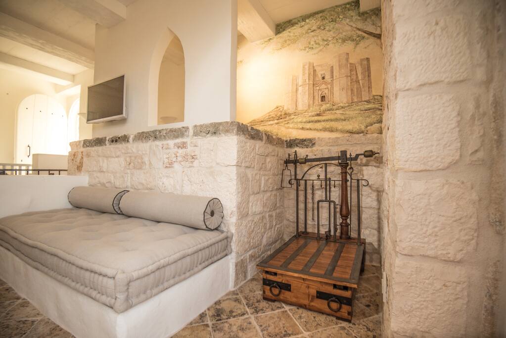 Affresco su pietra, dettagli decorativi, divano letto.