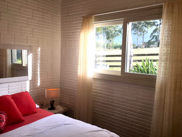 חדר 01, משקיף על האזור הכפרי.