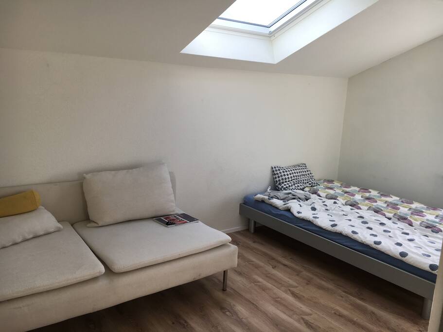 Schlafzimmer mit SitzeckeKüche zum verweilen mit grossem Dachfenster