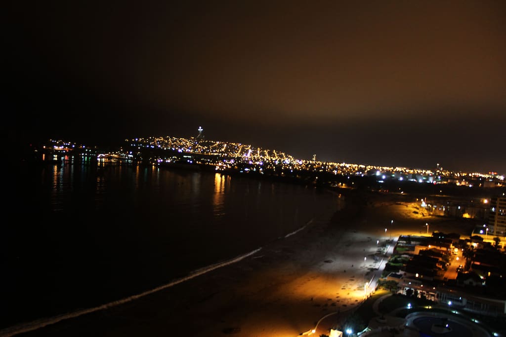 Vista norte nocturna playa con iluminación