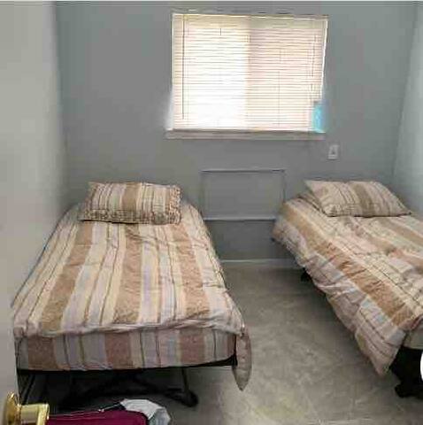 Lovely 2 Bedroom Apartment 2 blocks from the Beach gallery image 4