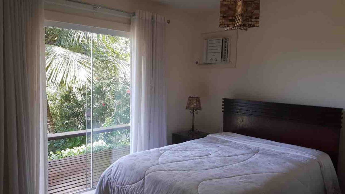 Apartmán s manželskou posteľou na 1. poschodí s balkónom a šatníkom.