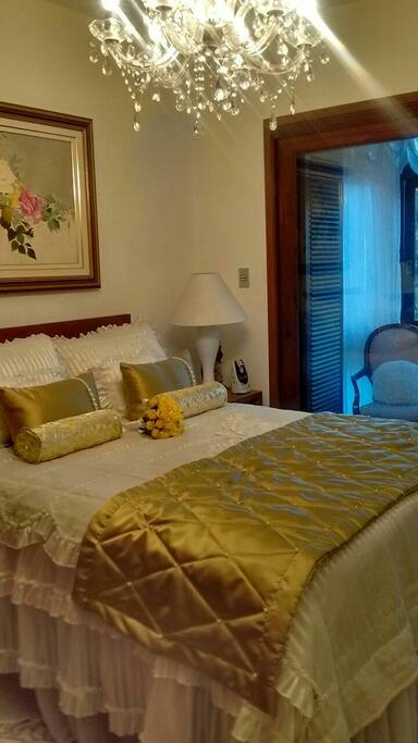 Quarto de casal com sacada.