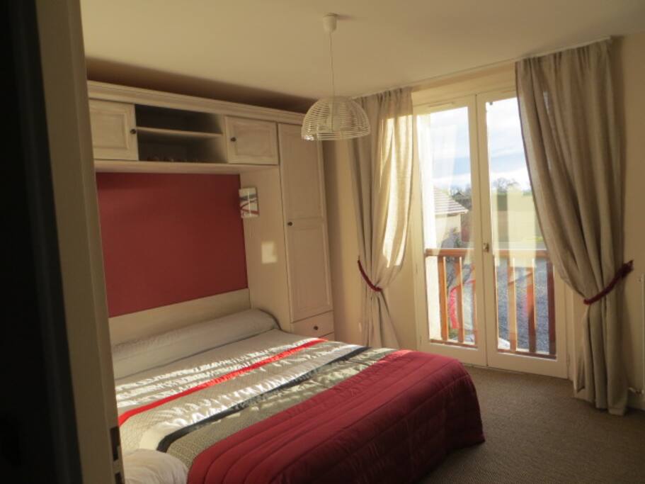 chambre très claire, calme et aérée côté cour
