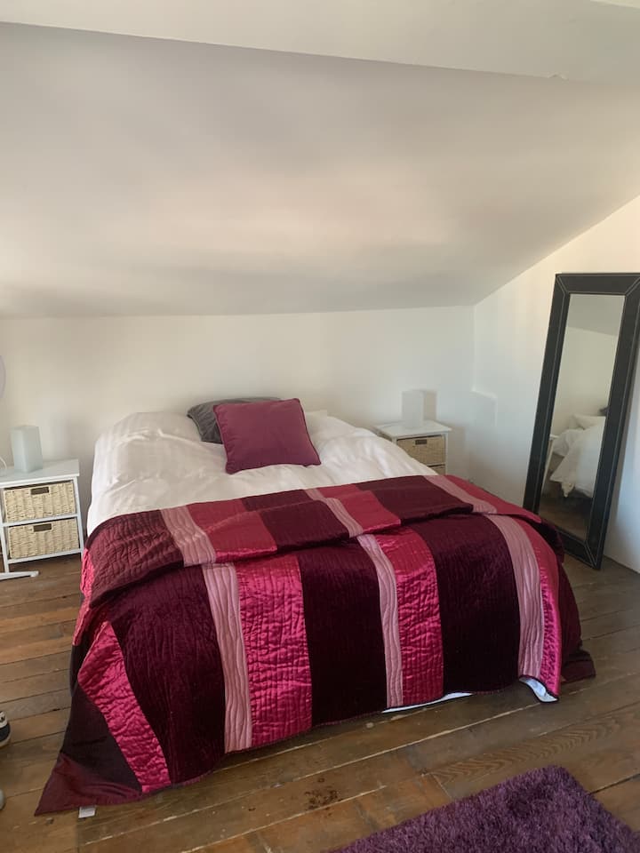 Kitanda cha watu wawili kilicho na bafu la ndani