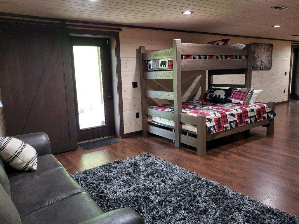 Ორსართულიანი ოთახი მდებარეობს ქვედა დონეზე, საერთო სივრცეში. Ორადგილიანი ორსართულიანი საწოლი და გასაშლელი გასაშლელი დივანი. HDTV აღჭურვილია HDMI კაბელით თამაშებისთვის.