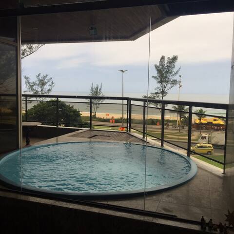 Frente para o mar, com piscina e pé na areia gallery image 2