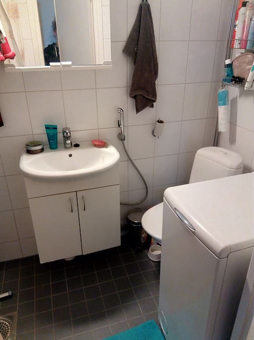 Kylpyhuoneessa pesukone