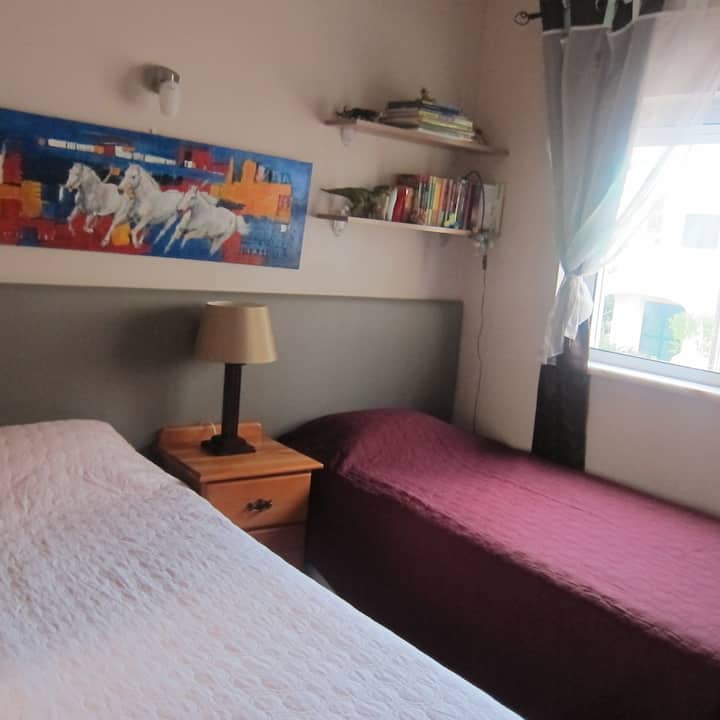 Dormitorio con dos camas individuales en el piso superior 