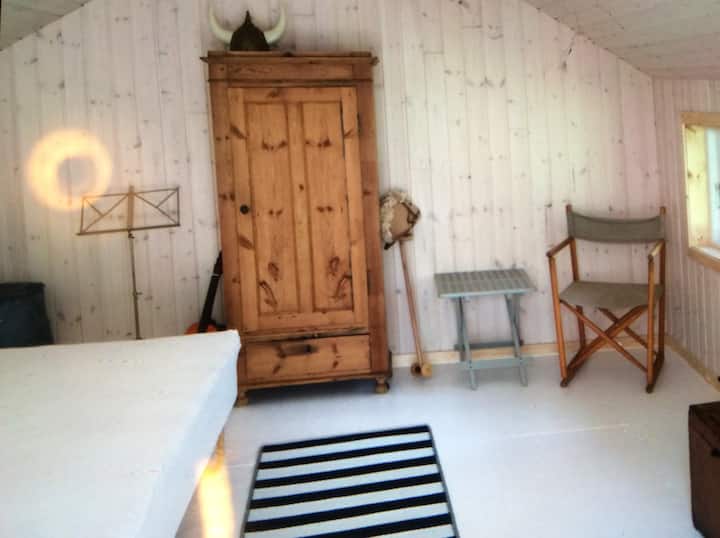 בתוך הבקתה במרפסת 