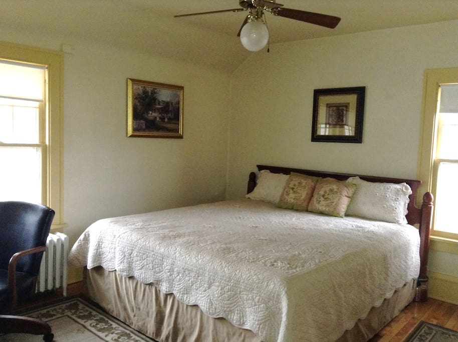 Bedroom 1: King Bed, TV/DVD/Direct TV