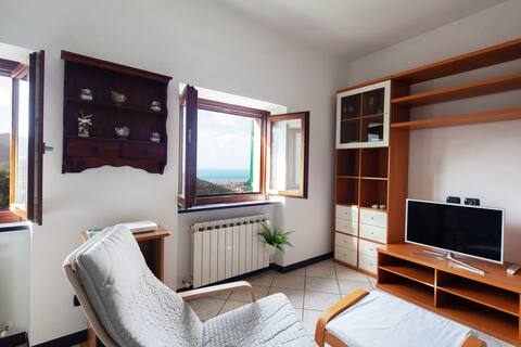 Annuncio Airbnb popolare: LEVANTO House in a typical Ligurian village with sea view a Levanto
