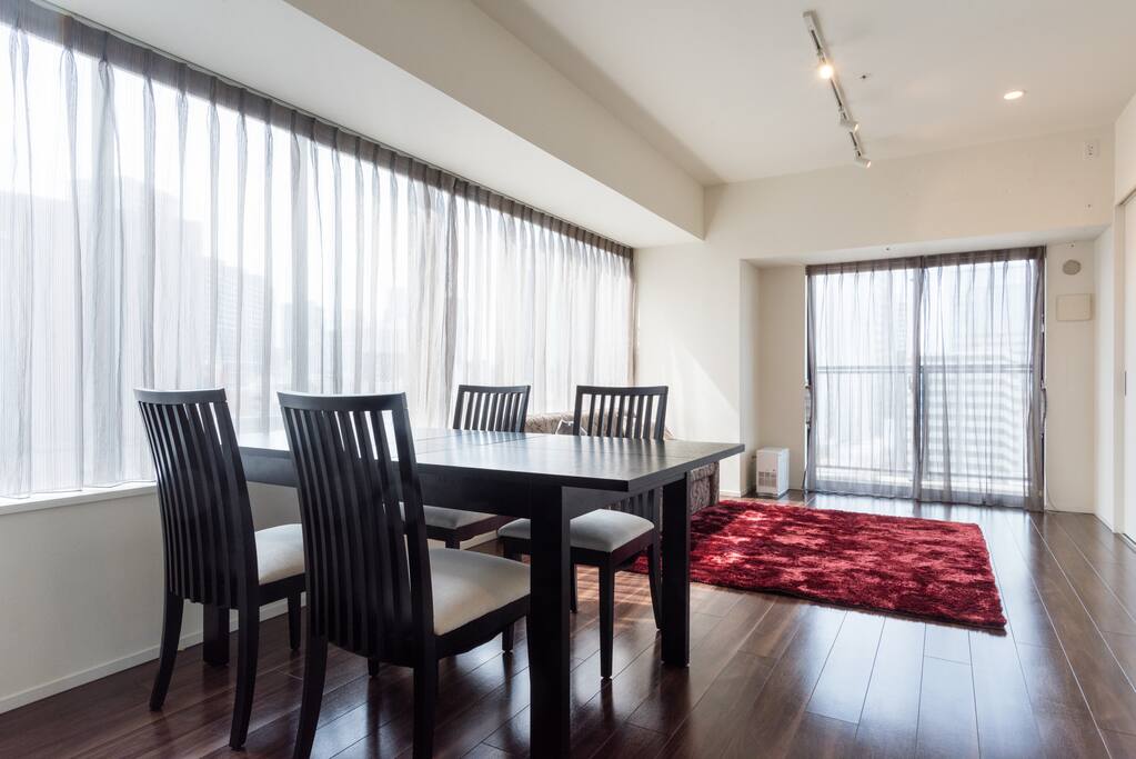 Extendable table with 4 chairs