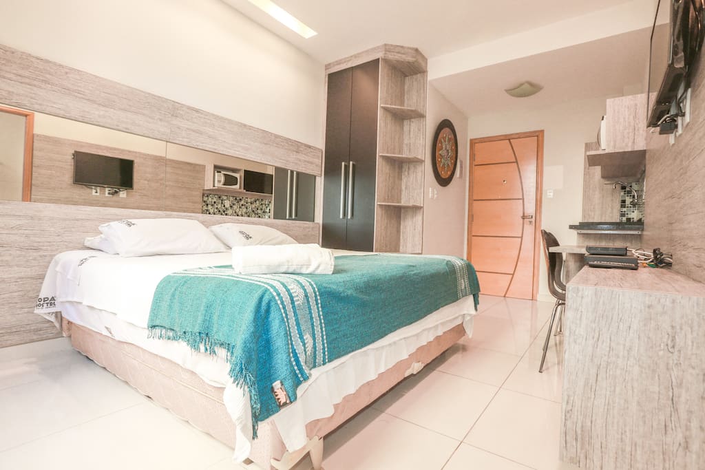 Quarto com armario, tv a cabo e wifi.